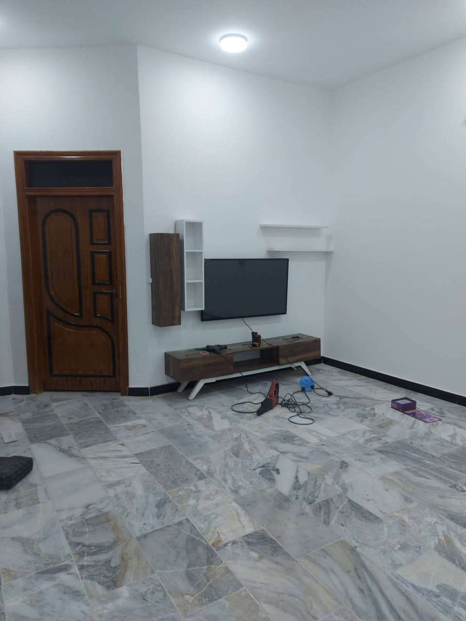 للبيع بيت تحفه
بيت مساحته ١٥٠م طابقين

بناء حديث كونكريت مسلح

يقع في الاسكان الصناعي النزله الأولى

بداية النزله الأولى قرب جامع

يحتوي طابق الأول على غرفتين وصاله ومطبخ وصحيات داخليه وخارجيه واستقبال

طابق ثاني ٤ غرف وصاله وصحيات

موبايل للاستفسار ***********
