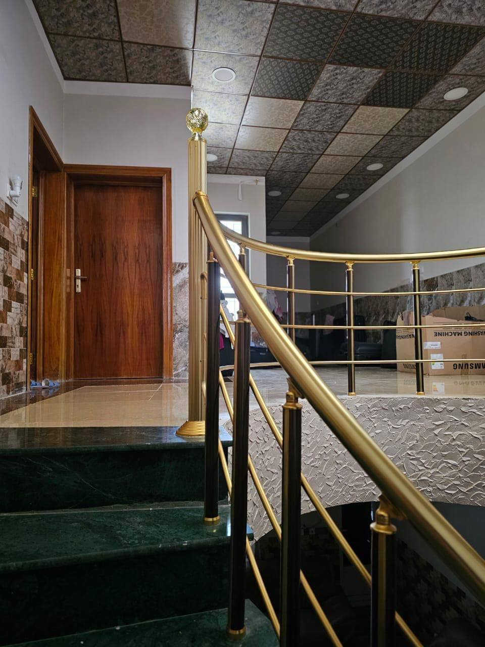 مشتمل البيع حي الشهداء بل بداية خلف مطعم المندي شارع ١٥م طابقين طابق الأول صاله ومطبخ ستقبال كراج مجموعة صحيات طابق الثاني غرفتين وصاله وصحيات البيت ركن الواجهة ١١م النزال ١٢م المساحه الكليه ١٣٢م للستفسار اتصل ***********
