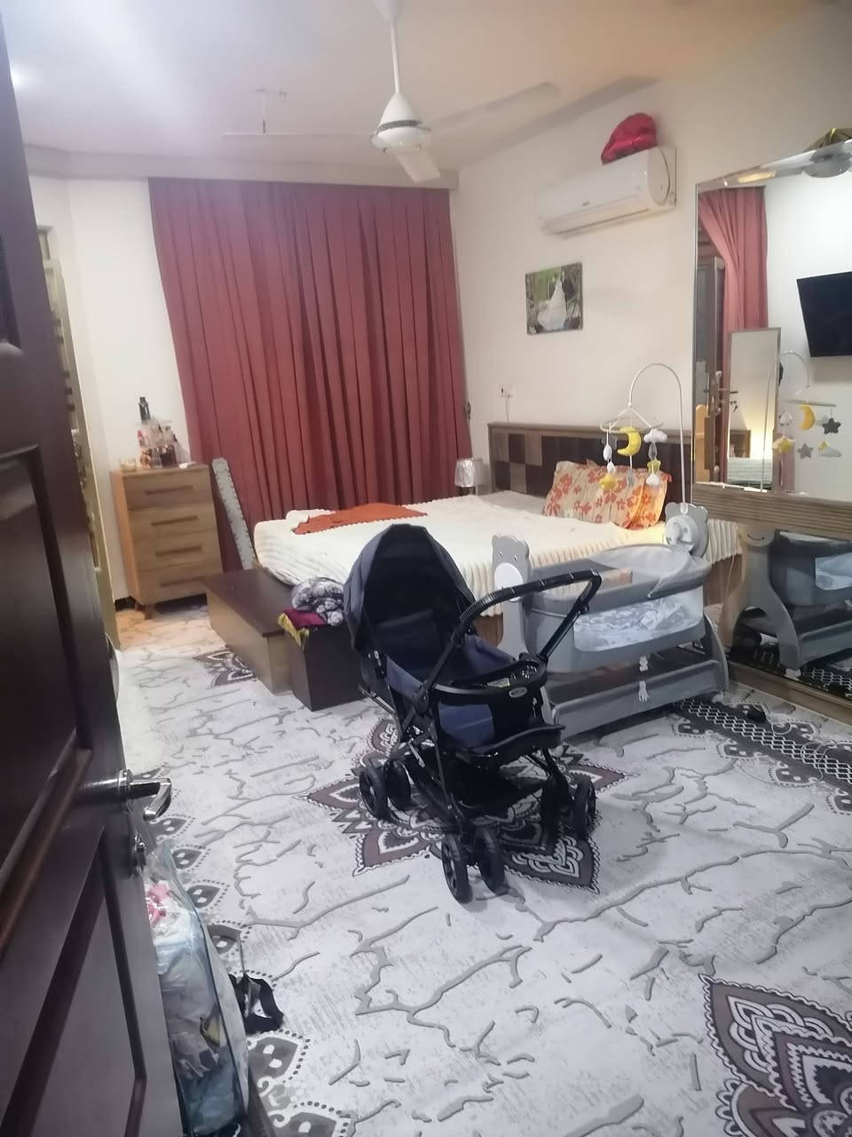 السلام عليكم بيت للبيع مساحة ١٥٠متر واجهة ٧ونص يحتوي علىَ ٤غرف نوم وصالة وهول ومطبخ وخدمات وكراج حديقة بيت نضيف جدا موقع ممتاز الاساتذة خلف اربع شوارع قرب حي الجهاد الاستفسار على هذا الرقم ***********
