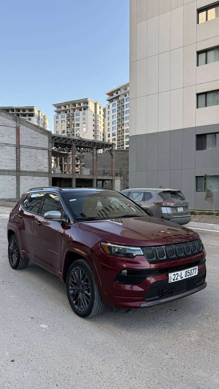 🚘 للبيع Jeep Compass Limited 2022 🚘
▪️ اللون: ماروني
▪️ فئة Limited (أعلى فئة)
▪️ نظام دفع رباعي 4×4
▪️ ممشى: 91,000 كم
▪️ محرك 2.4L مع جير أوتوماتيك 9 سرعات
▪️ شاشة كبيرة مع Apple CarPlay و Android Auto
▪️ مقاعد جلد
▪️ مقاعد أمامية تبريد وتسخين
▪️ تدفئة مقود
▪️ تشغيل بصمة ودخول ذكي
▪️ كاميرا خلفية وحساسات
▪️ مثبت سرعة ذكي 
▪️ نظام النقطة العمياء (Blind Spot)
▪️ نظام المحافظة على المسار
▪️ بانوراما 
▪️ تايرات دنلوب
▪️ حادثها باب و جاملغ عكس السايق 
▪️ ايرباك سستم 

السيارة بحالة ممتازة جداً، استخدام شخصي ومحافظ عليها، والصيانة الدورية مجراة بانتظام.

💰 السعر: 154 ورقة قابل للتفاوض للجادين
📍 الموقع: بغداد
📞 ***********
