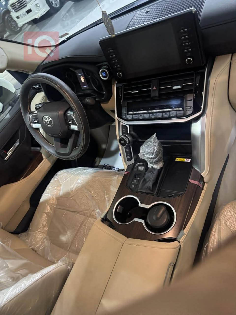 ‎تۆیۆتا لاندکرۆزەر2024 
‎فوول مواسەفات GXR V6 
‎سفڕشەریکە  جیهان 
رۆیشتوو20km
‎٣ شاشە
یەك شوختی بچووکی لە شانی پشتەوە هەیە چاك نەکراوە 
*********** هەولێر أربيل, العراق

