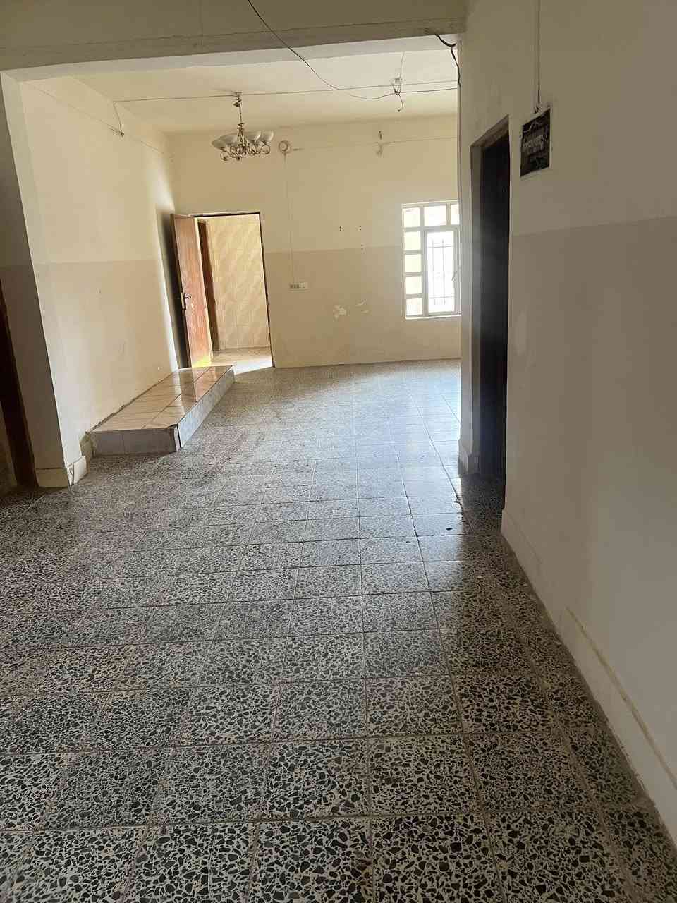 دا للايجار في القادسيه شارع ابو عقرب
يتكون من اربع غرف نوم وهول وغرفة خطار ومطبخ كبير وكراج كبير
سعر الايجار 300 الف
الاتصال ***********
