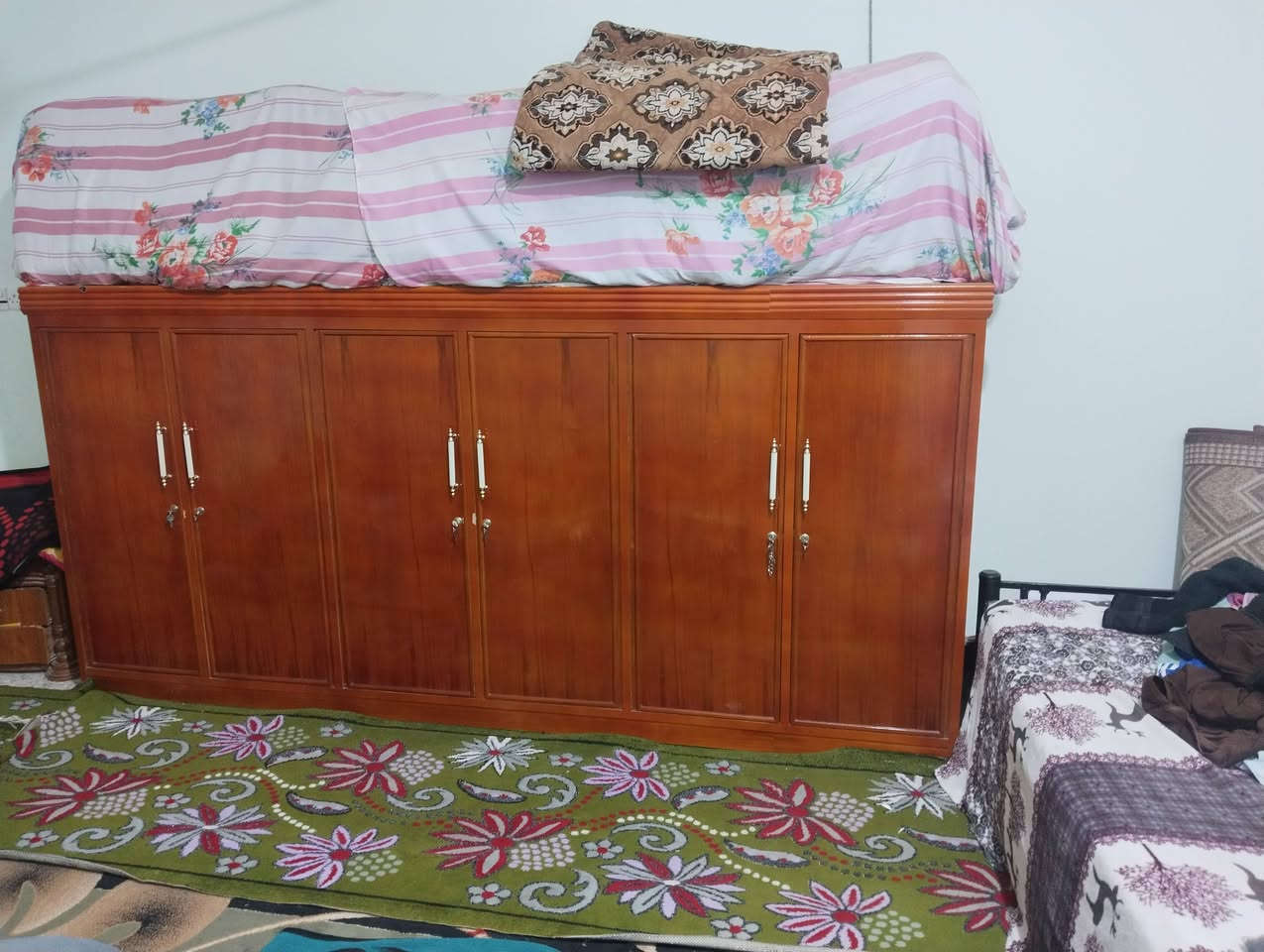 جرباية مع دوشك 70الف +ميز خشب مثل ما تشوفون 300وبي مجال صارلة شهر  مكان ام العصافير رقم الهاتف ***********بي واتساب
