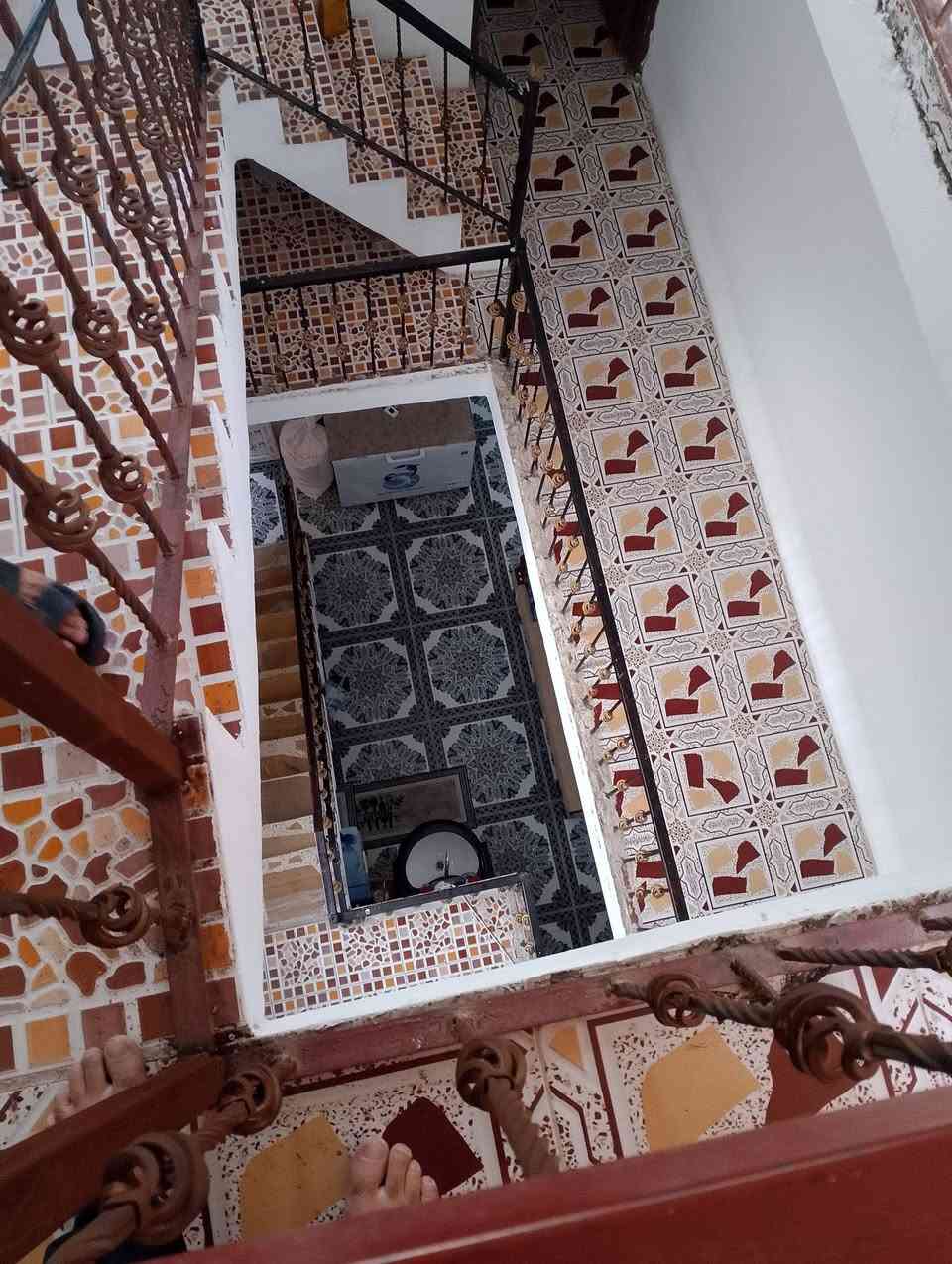 موقع جيد جداً وسعر مناسب 
مشتمل #طابقين 3 غرف نوم مساحه 100 متر الحي العسكري الوجه 5 متر نزال 20 متر #طابو صرف تحويل مباشر 

يتكون من/استقبال مطبخ صاله غرفه نوم 

#الطابق_الثاني غرفتين نوم 

***********

مكتب محمد الحافي التميمي 

عنوان المكتب حي الحشد محلات بيت عمران قرب الشارع العام
