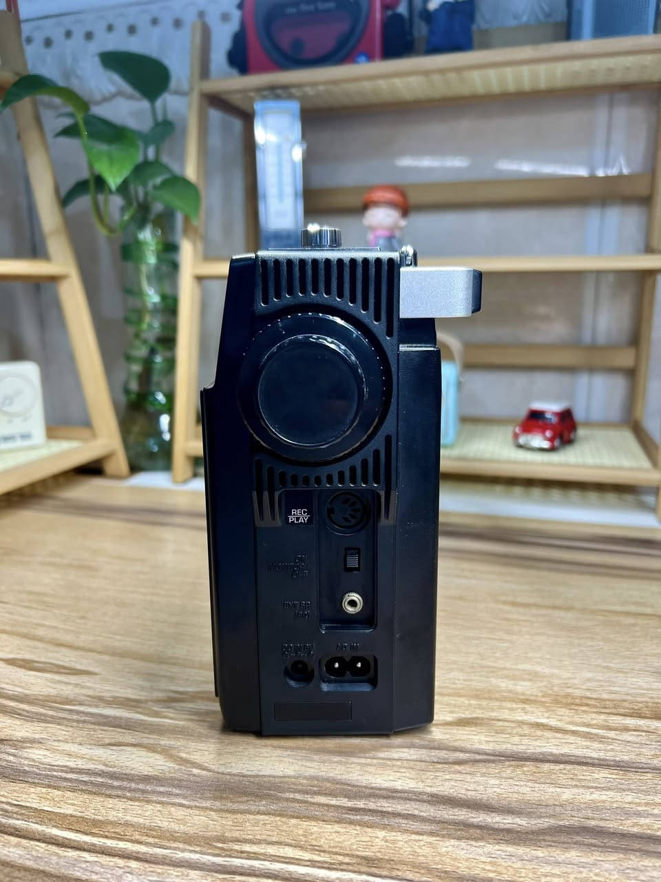 بعد اذن الآدمن
عندما تتكلم اليابان قطعة من زمن الجودة
National Panasonic RQ-517S
شاهد صادق على عصرٍ كانت فيه الصناعة تُبنى على الإتقان لا على الاستهلاك تحفة كلاسيكية من إرث الصوت الياباني تصميم متوازن حضور هادئ و هوية لا تخطئها عين الهاوي الحقيقي
هذا جهاز :
- من يبحث عن النوستالجيا الصافية
- من يُقدّر قيمة الزمن الجميل
- ومن يعرف أن بعض الأشياء لا تُقتنى بل تُحترم
- صناعة يابانية ١٩٧٥
- موجتين راديو Am-Fm 
-يعمل على الكهرباء المباشر او بطاريات عدد ٤ حجم كبير او محولة خارجية ٦ فولت
لمن يعرف قيمة ما يقتني
للحجز مراسلة الصفحة او مراسلة واتساب على الرقم ***********
#الجميع
#راديوات_انتيكة
#راديو_قديم
#راديو_نادر
#تحف_وانتيكات
#انتيكات
‏#VintageRadio
‏#AntiqueRadio
#هواة_التحف
#بيع_وشراء
#العراق
