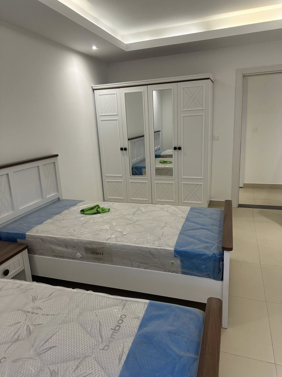 شقة للايجار162م مفروشة في مجمع رويال ستي

تحتوي الشقة على صالة كبيرة وغرفتين نوم ومطبخ  وخدمات صحية ومطبخ كبير مجهز بكاونتر  وايضاً الشقة مجهزة بسبالت شقة استلام جديد غير مستخدمة 

العنوان:
المنصور البيجية
____
يتوفر لدينا شقق فارغة ومفروشة

#للاستفسار_أكثر:
***********
