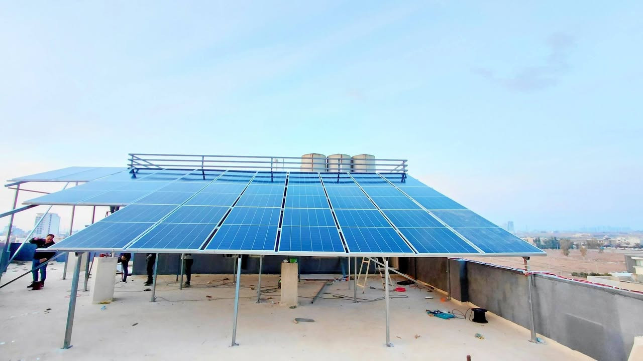 ⚡🌞 روژ للطاقة الشمسية… عندما تتحول العمارات إلى طاقة مستقلة 
السبت 17_1_2026
في خطوة جديدة تؤكد ريادته في مجال الطاقة المتجددة، يعلن مكتب روژ للطاقة الشمسية عن إنجاز مشروع نوعي في أربيل – عينكاوه، تمثّل بتحويل عمارة بشار أبو تيم المكوّنة من 4 طوابق مع مصعد إلى منظومة طاقة شمسية متكاملة تعمل على مدار الساعة، مع استغناء تام عن المولدات الكهربائية.
هذا المشروع لم يكن مجرد تركيب منظومة، بل حل ذكي ومستدام يضمن كهرباء مستقرة، هدوءًا تامًا، وتوفيرًا حقيقيًا في التكاليف، مع نظام تحكم ومراقبة كامل عن بُعد وفق أحدث التقنيات العالمية.
🚀 ماذا قدمت روژ في هذا المشروع؟ 
🔹 ألواح شمسية عالية الكفاءة 650 واط × 27 بضمان 15 سنة
🔹 بطاريات ليثيوم Huawei بسعة إجمالية 30 كيلواط، 10,000 دورة شحن، ضمان 5 سنوات
🔹 إنفرتر Deye العالمي بقدرة 18,000 واط مع أداء ثابت واعتمادية عالية
⚡ تشغيل فعلي ومستقر:
نهارًا حتى 60 أمبير
ليلًا حتى 30 أمبير ✔️ تشغيل المصعد وكافة الأحمال بثقة كاملة
✔️ كهرباء مستمرة بدون انقطاع
✔️ راحة، أمان، واستثمار طويل الأمد
🌍 روژ للطاقة الشمسية تضع بين يديكم حلولًا متكاملة للمنازل، العمارات، والمشاريع التجارية، مصممة خصيصًا لتناسب بيئة العراق وتحدياته الكهربائية.
📍 فروعنا: بعشيقة | شيخان | سنجار
📞 اتصل الآن واحجز استشارتك المجانية:
المهندس قيدار: *********** – ***********
سلام سلو: *********** – ***********
📲 تابعونا وشاهدوا كيف تتحول المباني إلى طاقة مستقلة مع روژ.
#روژ_للطاقة_الشمسية #حلول_ذكية #طاقة_نظيفة #بدون_مولدة #استثمار_ذكي #اربيل #عينكاوه #العراق #كهرباء_دائمة #روژ_تبدع @أبرز المعجبين #اربيل #عينكاوة #هولير
