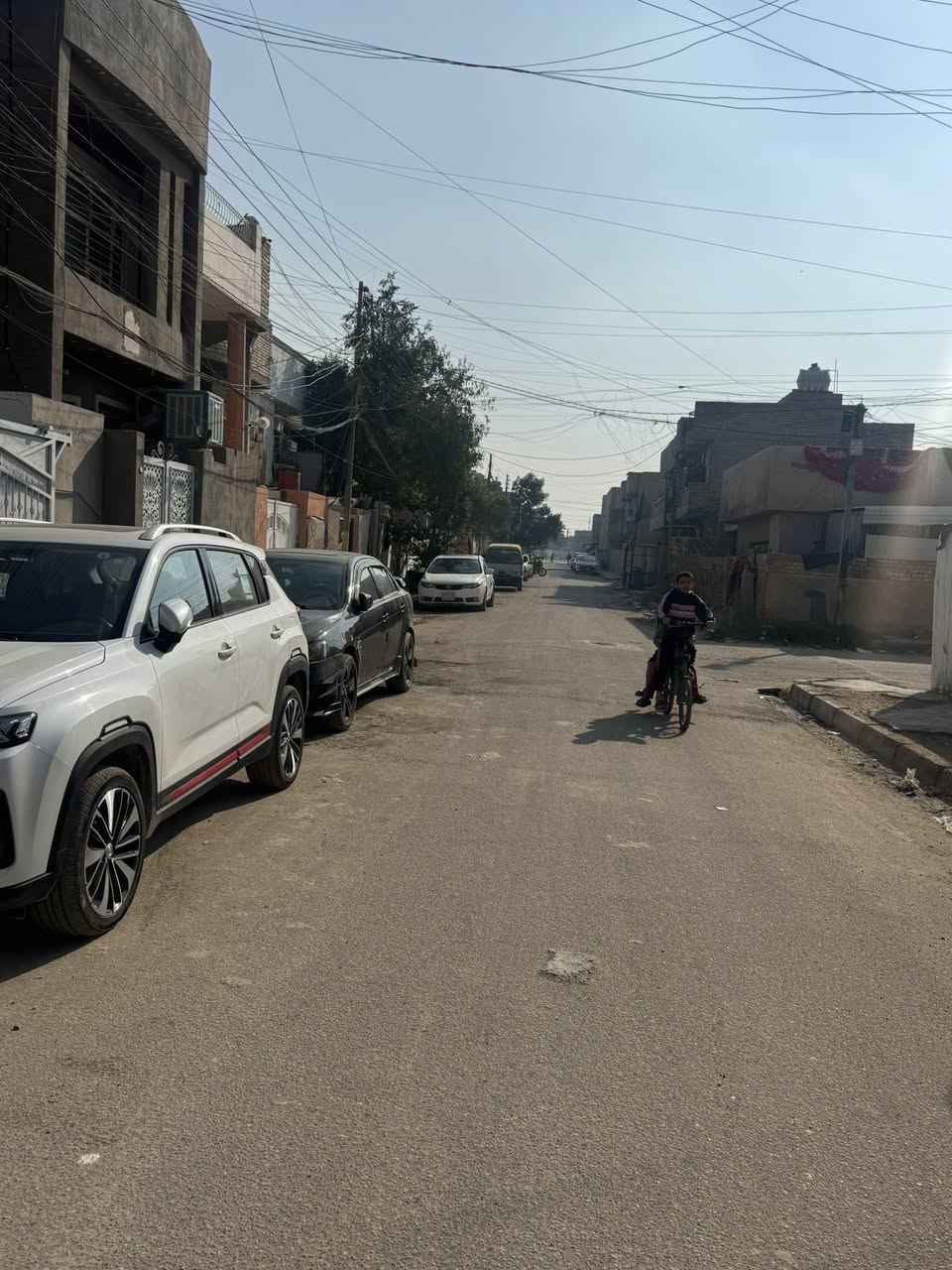 يا الله مشتمل الايجار مساحه ١٠٠ متر المشتمل يحتوي على غرفتين نوم وصاله ومطبخ ومنور وخدمات
الموقع حي الجهاد مربع الفين 
الاستفسار اتصل على ***********
