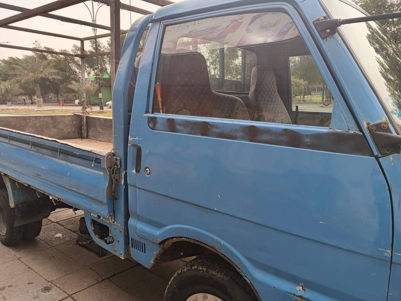 السلام عليكم سيارة بنكو. للبيع موديل 94 
كير حدادية وصدر وسنوية تحويل ثاني يوم باسمي 
هاي سيارة كدامكم نضيفه وحلوة ومال شغل وسعر ؟؟(٤٧).
وهذا  رقمي *********** العنوان. بغداد. شعلة. 💙🙏🏻
