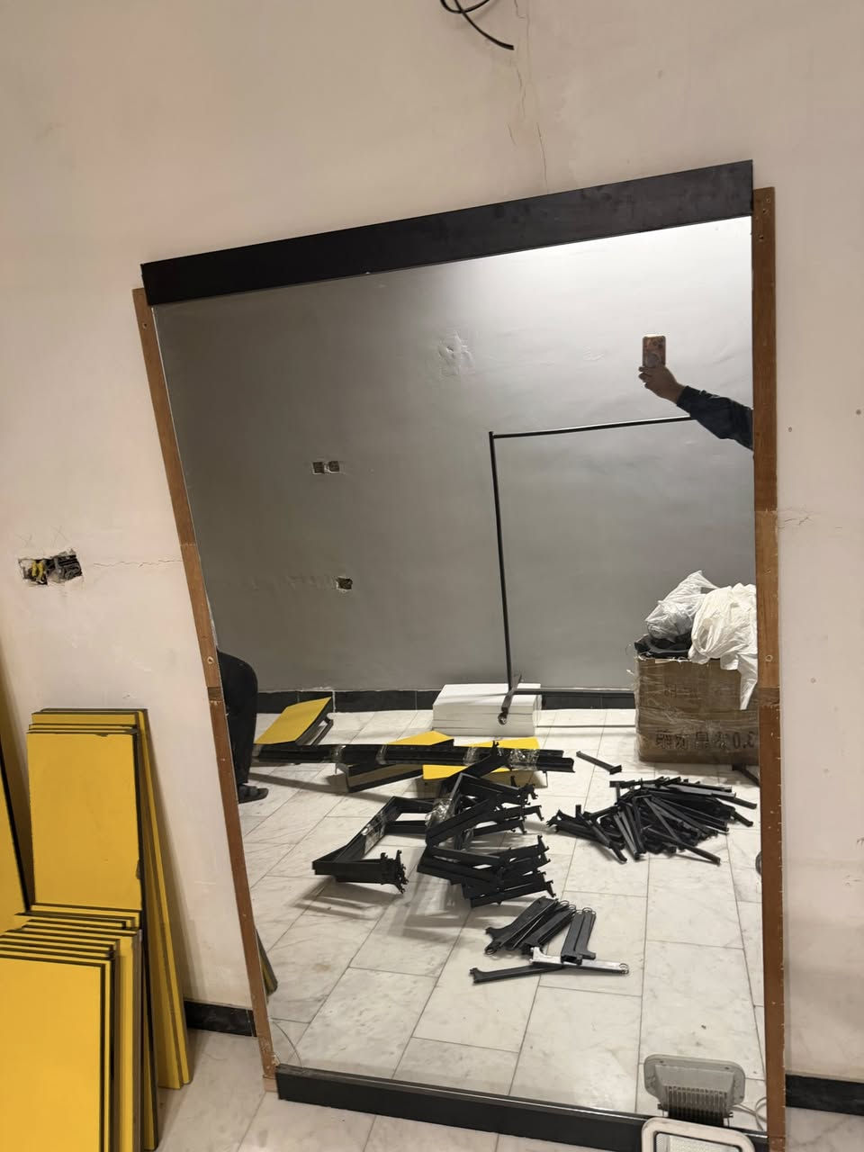 يالله بسم الله
__________
ستاند عرض ١٨٠ سم 
والطول ١٣٠ سم
___________
برده هوائية مستخدمه موسم واحد بس  ، البرده الهوائية قياس عرضها ٩٠ سم
_________
عرض رف البنطرون الابيض ٨٠ سم 
الطول ٢٥ سم
_________

حمالة رف ٦١ قطعة 
قياس ٣٠ سم
__________
رف وتعلاگه بنفس الوكت 
عرض ٦٠ سم 
طول ٣٠ سم 
عدد ٤
__________
رفوف عرض ٣٠ سم 
طول ٦٠ سم 
عدد ١٠
_________
رفوف ٣٠*١٠٠ 
العرض ٣٠ 
الطول متر
عدد ٥ 
_________
رف عدد ١ 
عرض ٣٠ سم 
طول ١٨٠ سم
_________
ستاند يو عدد ١٨ 
٣٠*٦٠ 
الطول ٣٠ سم 
العرض ٦٠ سم
_____ 
تعلاگه بدي عدد ١٨٠-٢٠٠ 
_________
مرايا جبيره 
العرض ١٢٠ سم 
الطول ٢٠٠ سم
________
مرايا صغيره 
_______ 
قراصه مال بجامه او بنطرون 
_______
شاشه تلفزيون حجم ٦٠ 
قليل مستخدمة 
________ 
للاستفسار //// 
*********** 
***********
