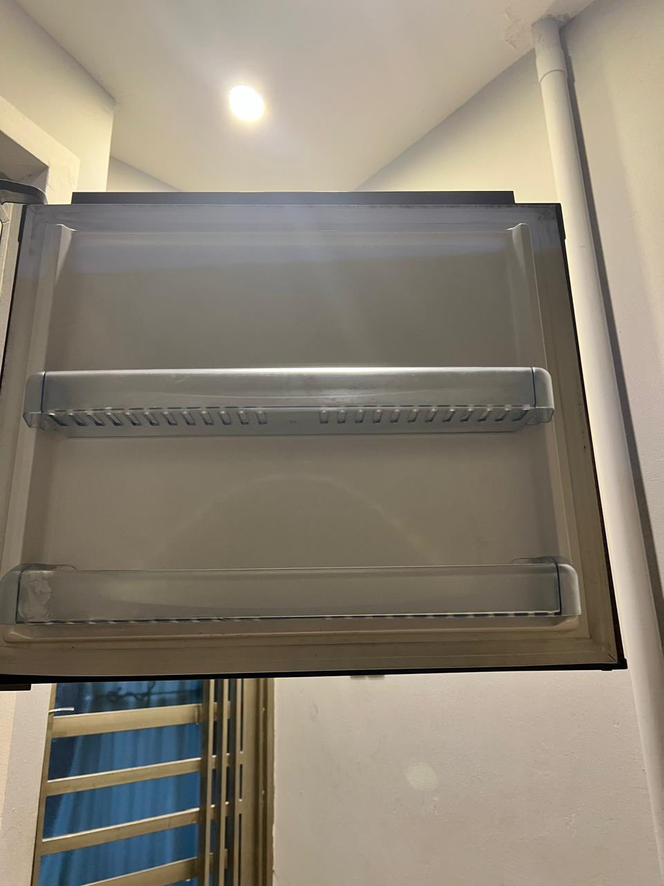 سلام عليكم للبيع ثلاجه بيه مكثف  عاطل سعر ١٠٠ الف بغداد موبايل***********
