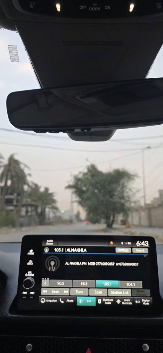 🌟 هوندا سيفيك تورينك 2022 (Civic Touring) - مواصفات خاصة ونادرة 🌟
​ (أعلى فئة بالشركة) موديل 2022، بحالة ممتازة ومواصفات نادرة جداً.
​📋 أبرز المواصفات:
​المحرك: 1500 توربو (1.5L\ \text{Turbo}) - يجمع بين القوة الرياضية والاقتصاد العالي بالوقود.
​اللون الخارجي: أبيض ملكي مميز.
​اللون الداخلي: أصفر (كراميل) - نسخة نادرة جداً ومميزة، تعطي السيارة فخامة داخلية استثنائية وتختلف عن السائد.
​الصالنصة: دبل صالنصة خلفية (جناح ومظهر رياضي بلادي).
​✨ مواصفات فئة الـ Touring (فول مواصفات):
​شاشة عدادات رقمية بالكامل بحجم 10.2 إنش.
​شاشة وسطية كبيرة تدعم Apple CarPlay و Android Auto (لاسلكي).
​نظام صوتي فاخر من شركة Bose (12 سماعة صوت نقي جداً).
​منظومة الأمان الذكي Honda Sensing (رادار أمامي، تفادي اصطدام، تحديد مسار، مثبت سرعة تفاعلي).
​فتحة سقف، كراسي جلد كهربائية، شاحن لاسلكي للهاتف، وتشغيل عن بعد.
🔥​الأضرار والحالة العامة:
​الحادث: بنيد فقط +(طخه باب عكس السايق بسيطه هنا بالعراق ترجع على البارد ).
​الإيرباكات: [ راجعه سستم ].

​📍 الموقـع: [ بغداد 
💵 السعـر: [ 142 ] $ (قـابل للتفاوض البسيط)
📞 ***********
