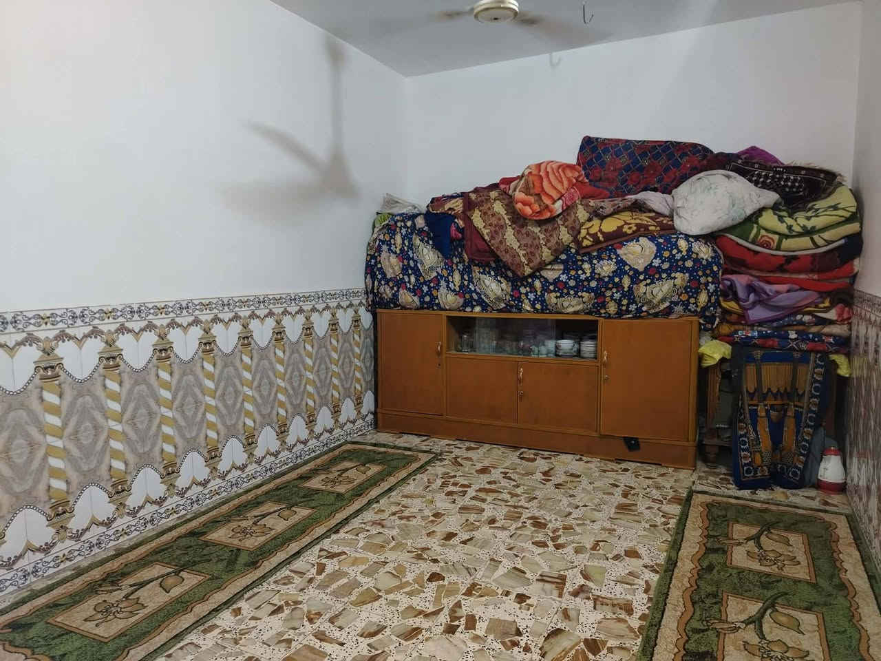 بيت ١٥٠ متر يحتوي على غرفة عدد ٢ مع صالة مع مطبخ مع صحيات عدد٢ مع استقبال مع طارمة كبيرة في سايدين شارع المطار في بداية شارع السبيس  *********** للبيع
