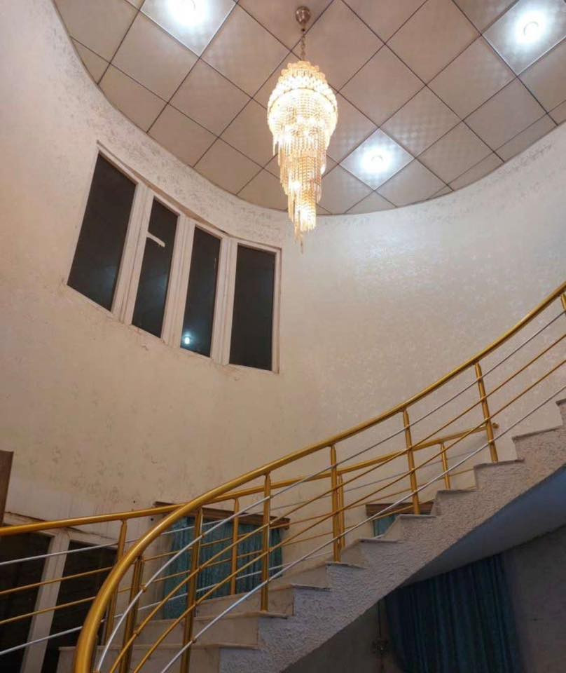 بيت للأيجار
مساحة 400 متر طابقين 
المطيحه مدخل شارع الوفود
الطابق الارضي 
استقبال وصالة وغرفتين  منام
ومطبخ حار وبارد وصحيات وكراج 
وحديقه
الطابق الاول اربع غرف وصاله وصحيات
الاجار مليونين قفل
يحتوي ع كاونتر مطبخ وسبالت
يصلح سكن او شركات
***********
