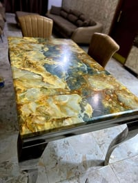 ميز طعام مرمر • ٥ كراسي • مستعمل