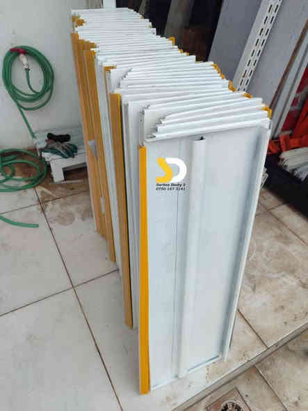 ١٦  مەتر ڕەفی دیوار هەڵواسیین ٣٠  سانتیمی  وەکو نوێ کەم بەکار هاتوە ناونیشان سەروچاوە-ڕانیە.  ***********_*********** رانية
