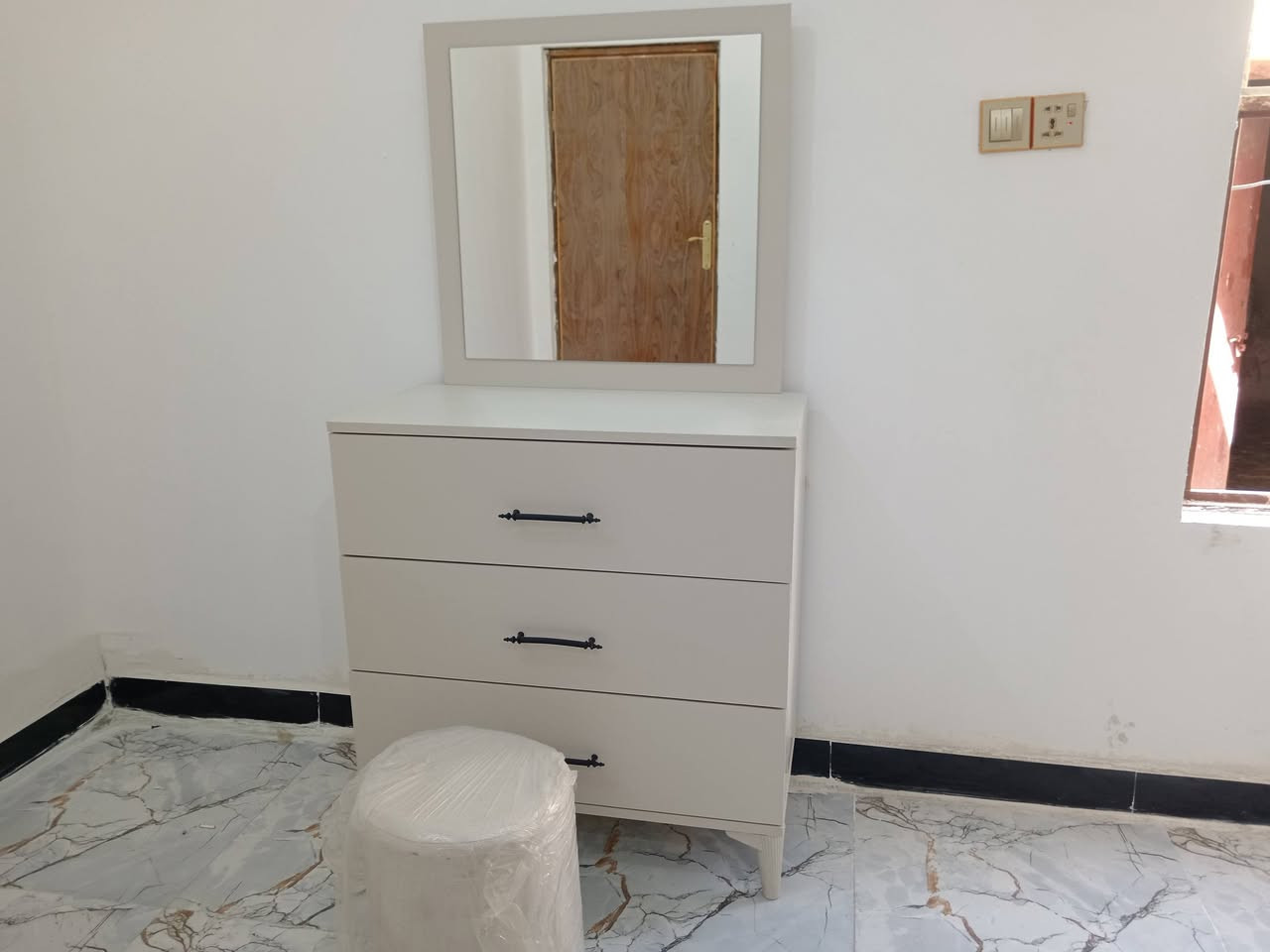 غرفة للبيع صار يومين من اشتريته الله شاهد واريد ابيعه سبع قطع كنتور وملحق وجربايه وكومديات ثنين وميز توالت وكرسي مال ميز تواليت 875وبيه مجال قليل  المكان الناصريه قضاء الاصلاح  ***********
