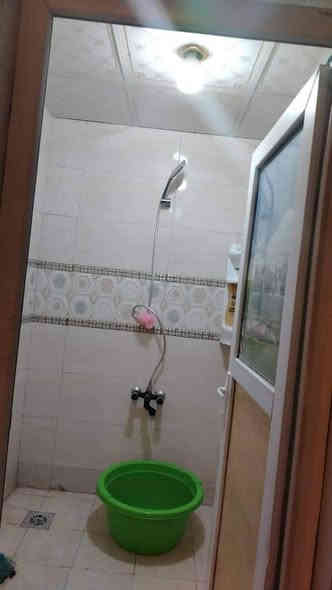 السلام عليكم يتوفر بيت مساحه 125متر طابقين يتكون من 4غرف منام وصاله وستقبال ومطبخ مع صحيات داخليه وخارجيه نوع العقار وقف سني مسجل دفع اجار سنوي 250الف كل الخدمات متوفره  العنوان ابو الخصيب حمدان البز قرب مدرسه عثمان وقريب شارع حمدان مسافه 150مترسعر 65وبي مجال ***********
