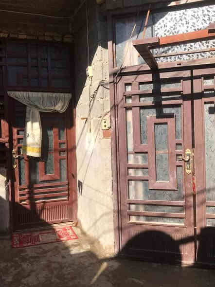 للبيع
100م، يحتوي على غرفة واستقبال وصالة ومطبخ صحيات داخليه وخارجيه داخل فرع قريب على الشارع العام مسلح كونكريت مشمول بقرار الطابو حي الرباب السعر35وبي مجال ***********
