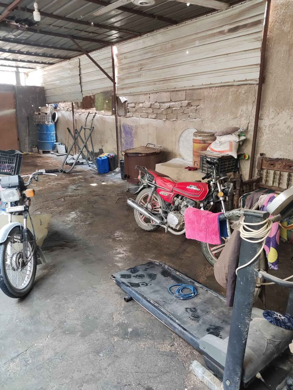 بيت للبيع مساحة 200م السعر 125 مليون قرب مدرسة المعرفة شارع سيد راضي يحتوي البيت على غرفتين وهول واستقبال  ومطبخ وصحيات بناء اعكادة باسمي هذا رقمي ***********
