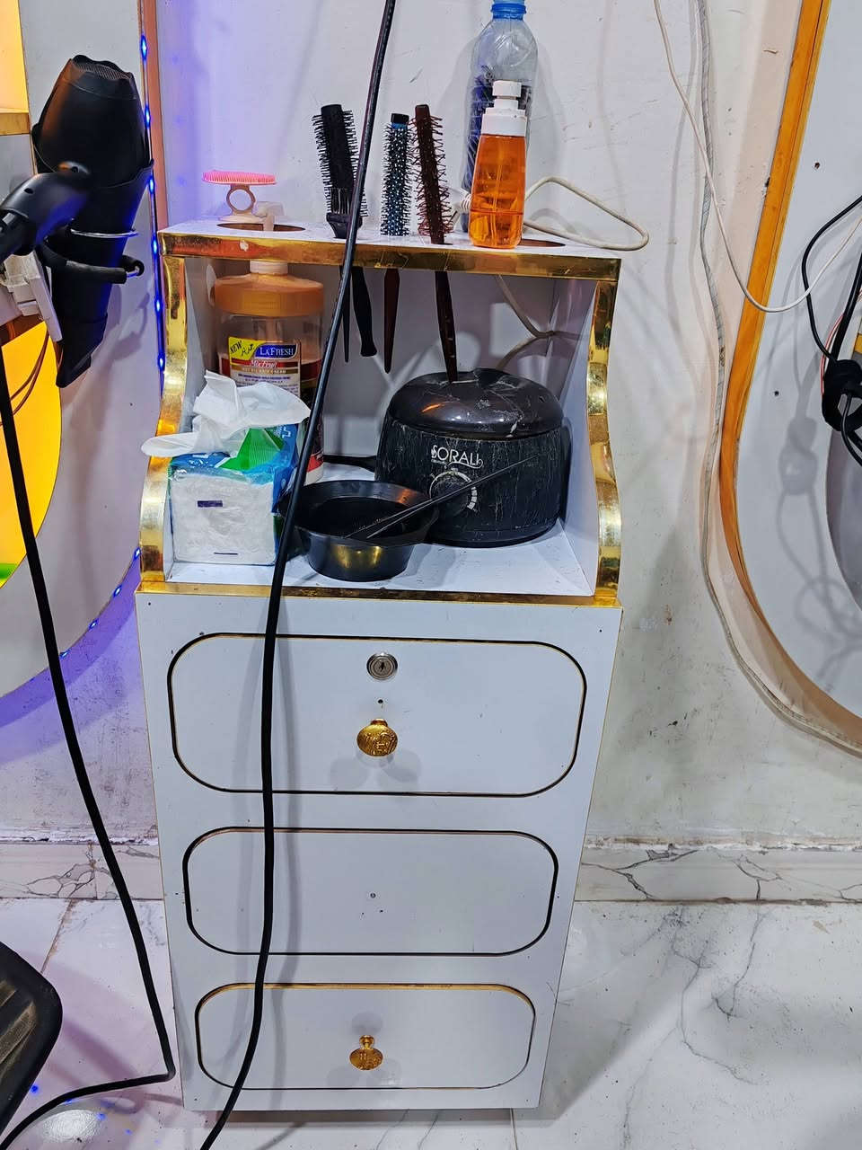 السلام عليكم ديكور حلاقه مرايات و ميز بي 3 مجرات و رفوف
 نضافتهن حلوه مكاني ابي الخصيب طريق الوصطي تقاطع الصحراء
السعر:250 و بي مجال
للتواصل:***********
