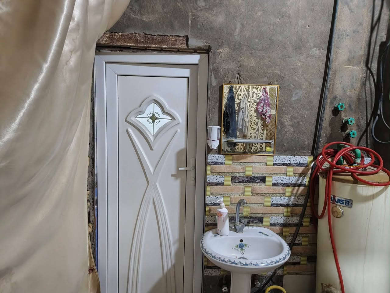 سلام عليكم 

بيت للبيع بصوب الخسف 

شارع الأمام علي ع 

المساحه 120م
للأستفسار على الرقم الأدنى ***********
