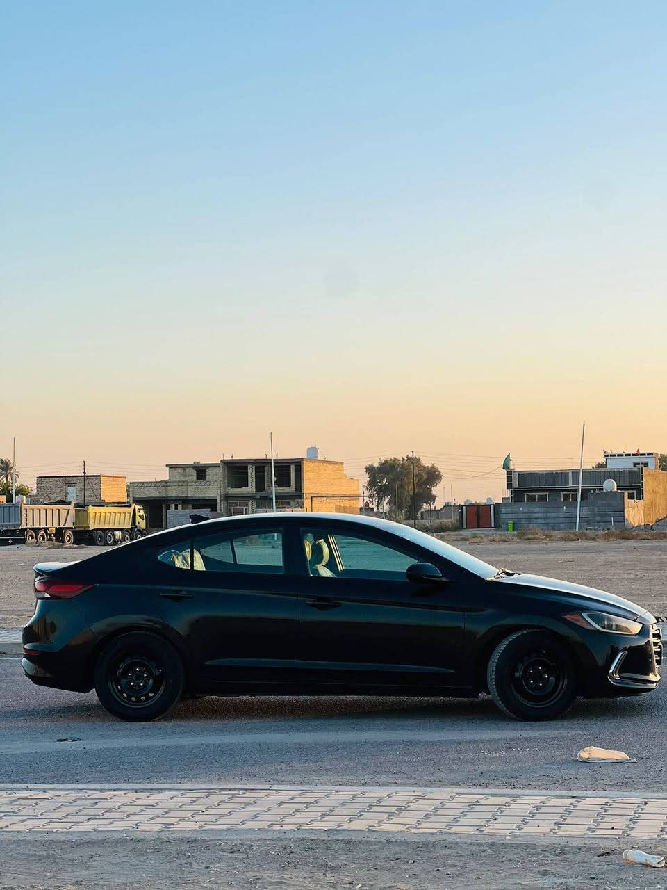 انتر17امريكي بيها قطعتين صبغ بدون دواخل فول ماعدا الفتحه مكينه حاويه رقم بغداد انكليزي بسمي عارضها ب115وبيها مجال للستفسار ***********
