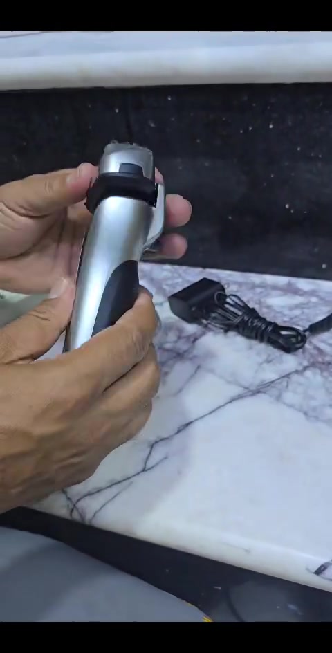 ماكينة حلاقة Hitachi S-blade هيتاشي موديل RM-FJ22 فضية اللون مع نظام حلاقة رباعي الشفرات.تتميز الماكينة بإمكانية غسلها بالماء لتنظيف سهل.تتضمن الحزمة شاحن طاقة ومحول يعمل بجهد 100-240 فولت، مما يجعله مناسباً للاستخدام الدولي.عادةً ما تأتي هذه الماكينة كنموذج حصري لمتاجر Japanet، السعر ٣٥شحن +كهرباء شط الاصلي وشرط النضافة وشرط الشحن والزيان


**إذا كنت صاحب هذا الإعلان وتريد حذفه لأي سبب، رجاءا أرسل رسالة إلى الدعم الفني**