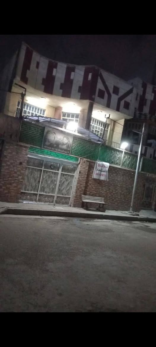 السلام عليكم دار للبيع طابو صرف مساحه ١٥٠ متر واجهة ٧ونص والنزاال ٢٠ يحتوي على ٥ غرف نوم ثنين جوة و٣ ففوك موقعه الرئاسة شارع البرتقالة. ***********
