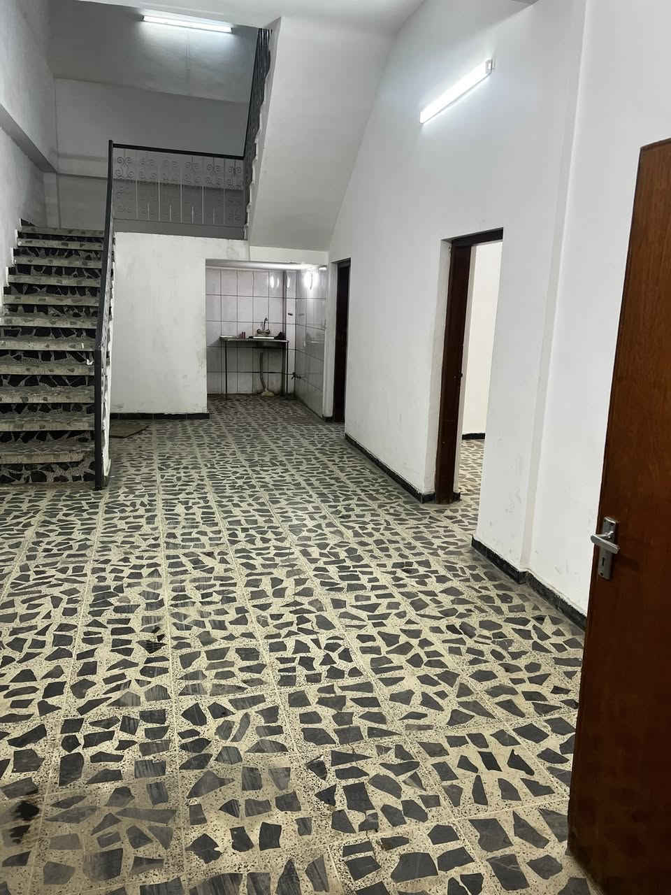 بناية للايجار المساحة 428 متر البناية مسقفة بالكامل مكونة من صالة كبيرة وادارة و4 غرف تصلح ماركت او معرض او مخزن
الموقع موصل الجديدة قرب جامع اليقظة مقابل فوزي ابو القوزي للاستفسار الاتصال على رقم الهاتف ***********
