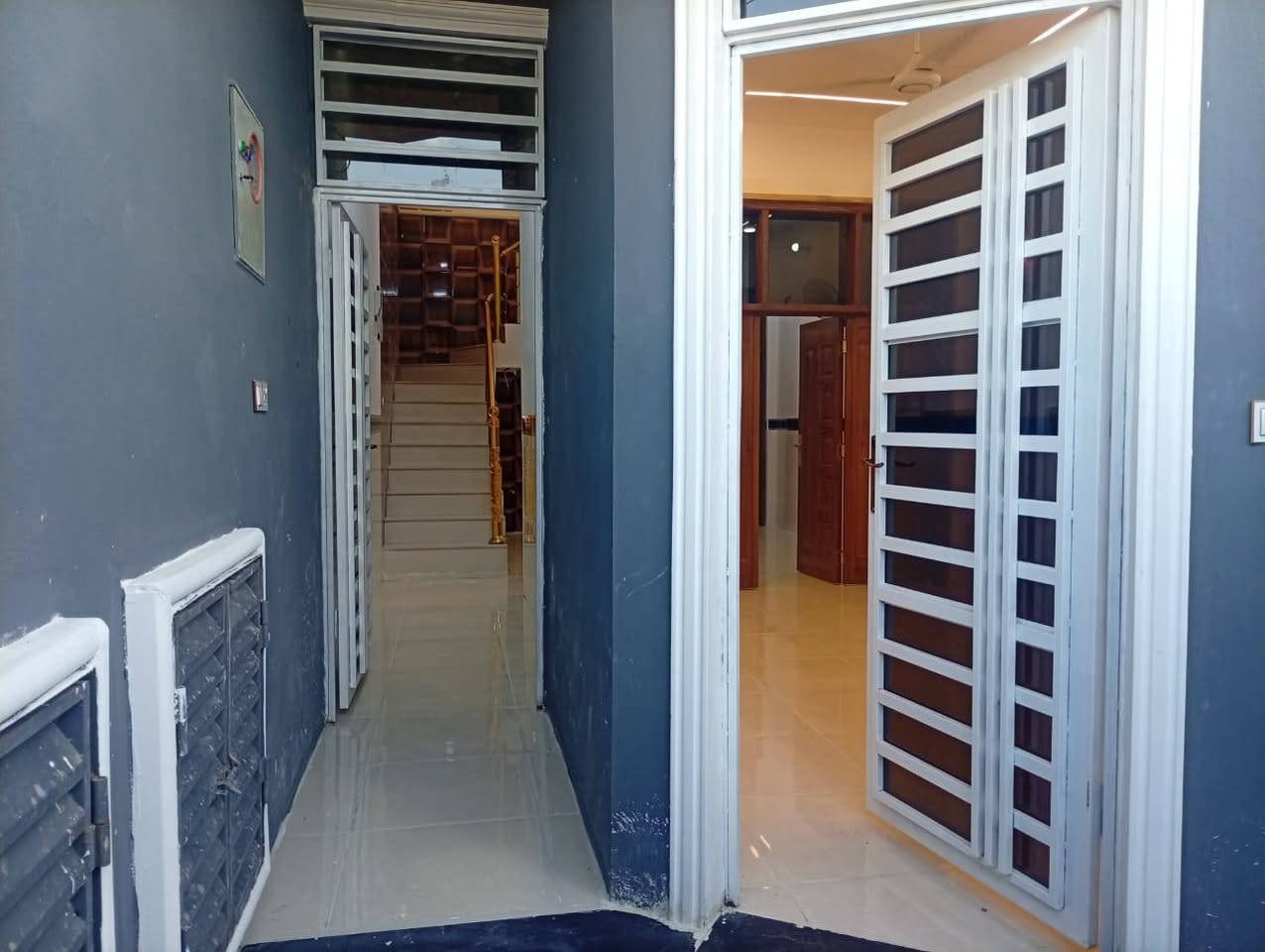 السلام عليكم بيت للبيع موقع محيزم شارع 80 خلف مدرسه زهور بابل مساحه 100 متر واجه 5 نزال 20 طابو ملك صرف خدمات كامله بناء حديث فول درجة اولى طابقين بي 2 غرف نوم جدا قريب على مدرسه زهور بابل سعره حلو 

ملاحظه اليشتري يستلم البيت مباشر 

الاستفسار.   ***********
