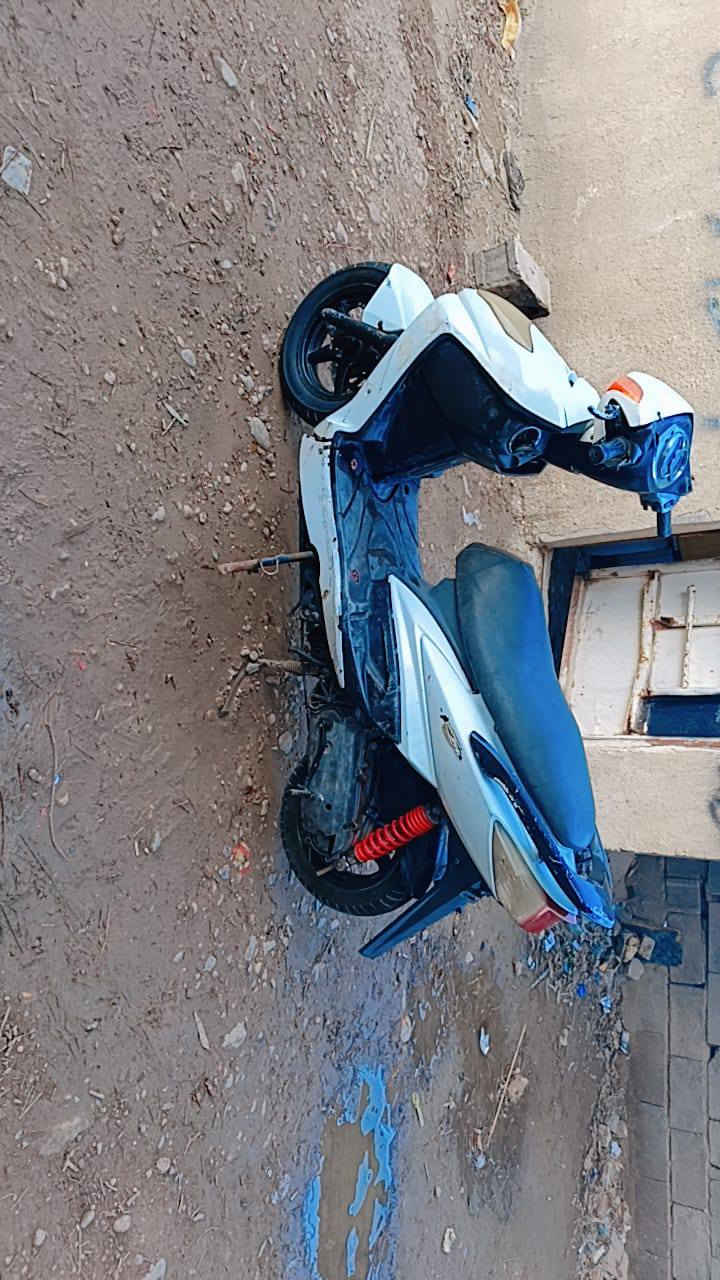 السلام عليكم دارجة سكنس فحل للبيع 
مكينة ما مفتوحة  بس كلجات شوية تعبانة 
نقص بس باطري كهربائيات شغالة 
سعر 450 عنون بغداد الحرية دولعي 
***********
