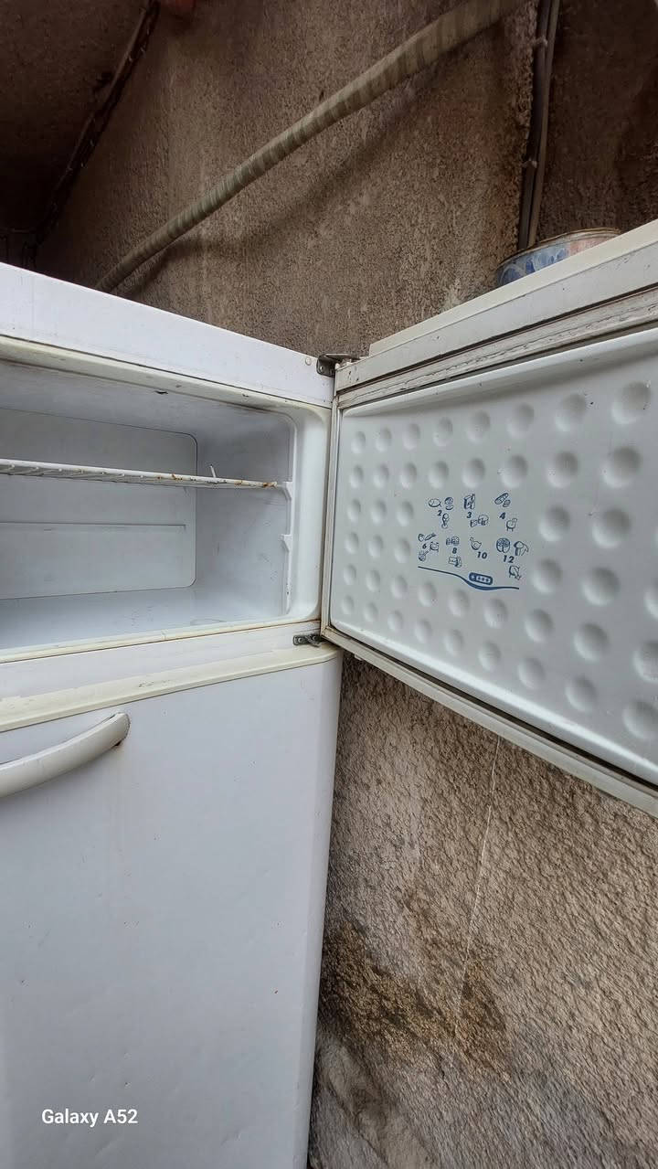 ثلاجه البيع ١٤ قدم فستل بلادي  البيع سعر ٧٥ ***********
