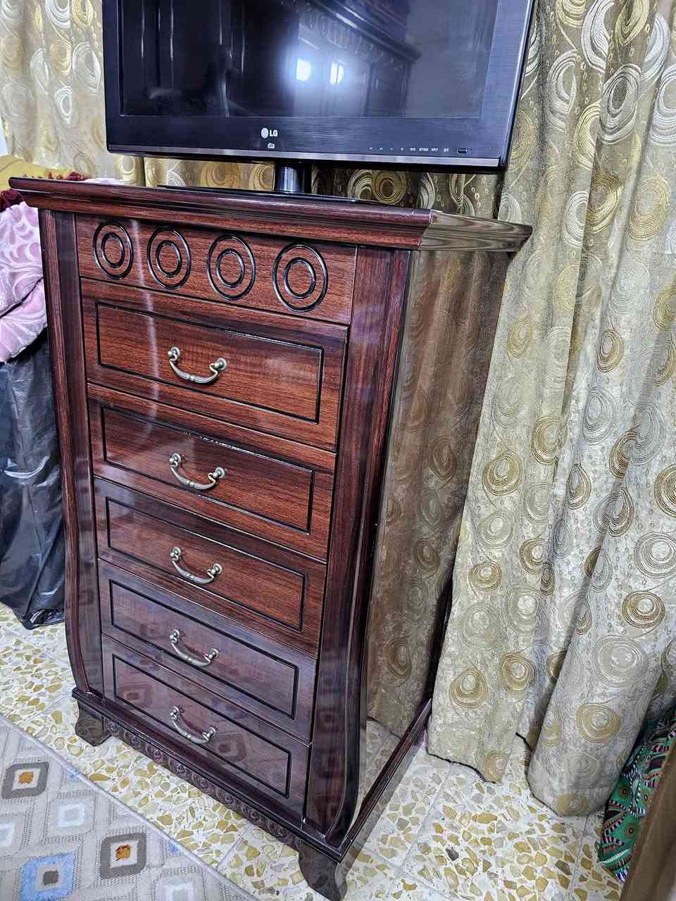 اثاث بيت مستعمل للبيع 
السلام عليكم 
اثاث بيت مستعمل للبيع 
غرفة نوم الحجم الملكي... السعر ٨٥٠ الف دينار
تخم قنفات ١٠ مقاعد... السعر ٦٠٠ الف دينار 
ميز بلازما...  السعر ٧٥ الف دينار 
المكان:  بغداد البياع 
للاتصال:  *********** متوفر واتساب
