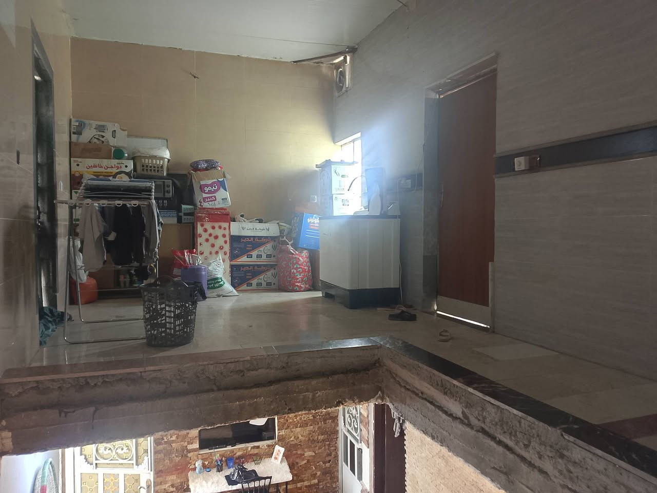 السلام عليكم بيت تجاوز مساحه 70مربع سعر 40 يحتوي على غرفته نوم مطبخ وصاله خارجيه    السقف صب مسلح 
الاتصال *********** العبيدي قرب مدرسه العابد
