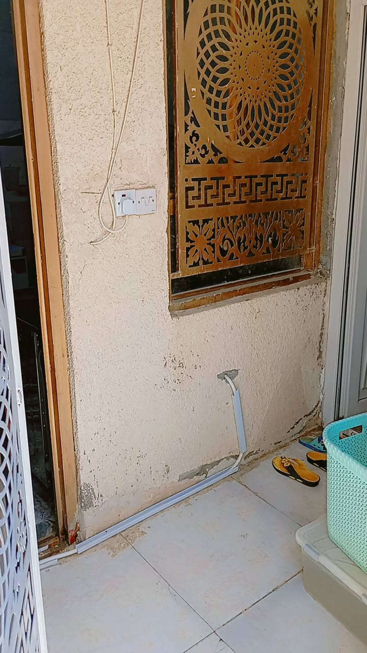 السلام عليكم
دار. للبيع  مساحة ٥٠ متر طابق ونص سند ٢٥ طابو زراعي 
الطابق الارضي صب كونكريت وكله سقوف ثانويه يحتوي على طرمة ومطبخ وصاله ٦× ٤ ومنور وصحيات ومخزن صغير بالمنور 
الطابق الثاني صب كونكريت يحتوي على غرفة نوم ٤×٤ وملحق وحمام وسطح 

العنوان / كربلاء حي الكرار مقابل حي الإمام علي (ع) مقابل مستشفى الكفيل قريب من طريق الزوار كافة الخدمات متوفره 
علماً أن الكاونتر وغرفة نوم والثريات يبقن للمشتري 
للاستفسار الاتصال على الرقم ***********
