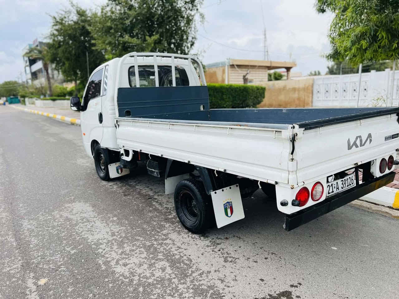 السلام عليكم بنكو  ٢٧٠٠موديل ٢٠١٠ مابيهه اي نقص بس بيهه باب سايق  مبدل ودوسات امصلحات رقم سليمانيه سنويه ٣١ كفاله من كلشي سعرهه ٩٢ وبي مجال بسيط ممتواجد ع نت  ***********
