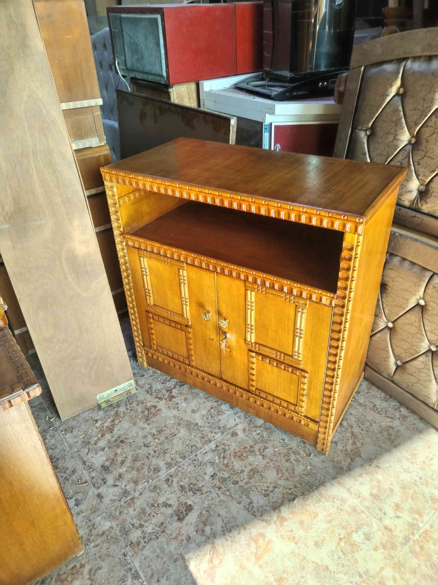 ٥٠ الف عرض ٨٠ سم ارتفاع ٨٥ وعمق ٤٠ سم. بيها قفل ورف صاج وزان ونظافة كما هو موضح في الصور *********** كورك *********** موصل مصارف
