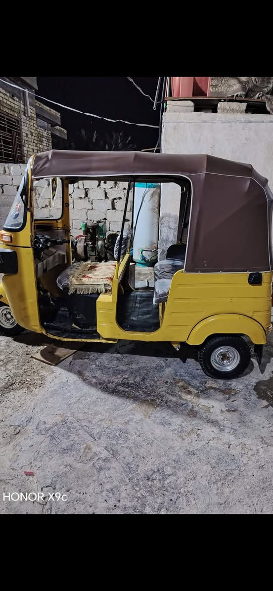 سلام عليكم تكتك للبيع سعر 4ونص وبيه مجال ‭٠٧٨٤ ٣٨٩ ٨٥٨٣‬  تكتك حلوه ونضيفه موديل 18
