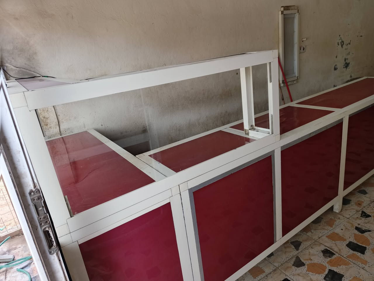 ميز كافتريا للبيع نضيف
اللون احمر علا موروني
السعر خاص 
الرقم  ‏‪***********‬‏
العنوان / حله/ سياحي
