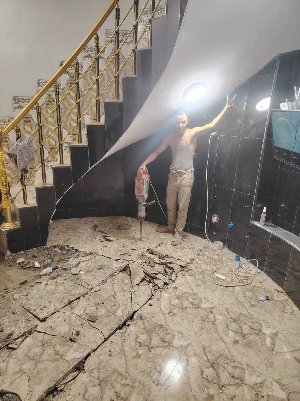 سلام عليكم  / يوجد كادر عمل جاهز  تصعيد مواد  / تنضيف بيوت  / تفليش  / تكشيط  / دفن نهري  / شقلنه ليل ونهار  / وماعليك بكلشي تاخذ شقل جاهز مني  / ومعداتنه جاهز وسياره تجيك للبيت ماعليك بس تصال على رقم/  ، ***********  🚗📞
