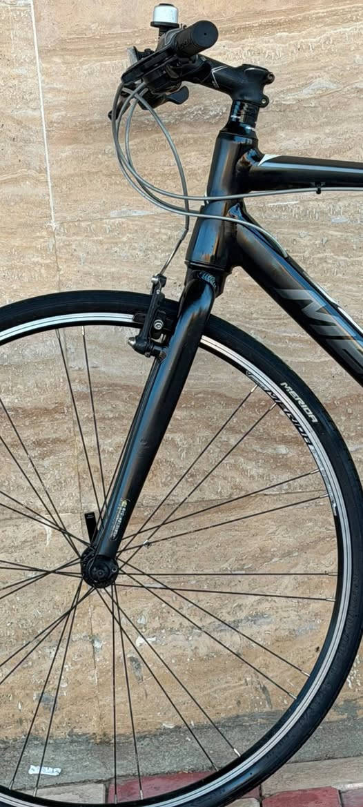 السلام عليكم ورحمة الله وبركاته 🌹
🚲 دراجة هوائية للبيع
⭐ ماركة ميريدا العالمية (MERIDA)
🔹 الهيكل: ألمنيوم خفيف الوزن #وايرات دفن 
🔹 الحجم: 28
🔹 ارتفاع الفريم: 50
🔹 وزن خفيف جداً
🔹 سيت كلارس أصلي
🔹 بريكات تيكترو (Tektro) أصلية
🔹 مقعد طبي اصلي 
🔹 الدراجة وضع شركة وخالية من أي عيب
🔹 جميع القطع ختم واحد
🔹 النظافة: 95% ✅
📍 العنوان: كربلاء - طويريج
🚚 تتوفر خدمة توصيل إلى جميع محافظات العراق
📩 للاستفسار: خاص أو على الرقم
📞 ***********
