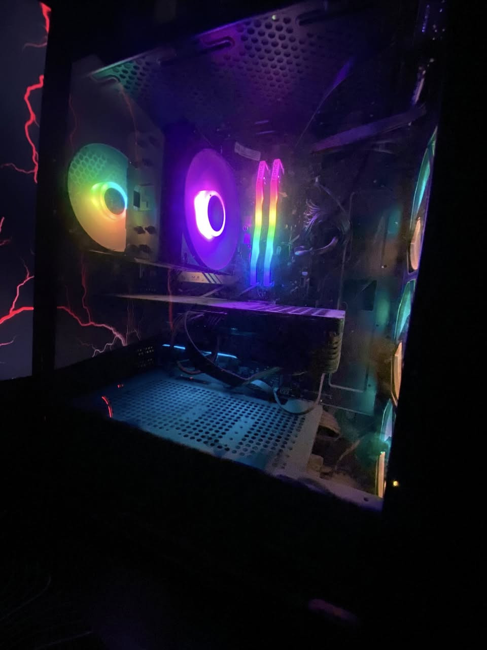 للبيع (بس كيس) مواصفات قوية مذر بورد  ddr5  ورامات 32 جيجا من تيفورس سرعة 6000 السعر ب1400 وبي مجال بسيط 

**المواصفات:**

- **المعالج:** Intel i5 12400F –

- **اللوحة الأم:** ASUS PRIME B760-PLUS D5 –

- **الرامات:** 32GB T-force 6000 (2x16GB) –

- **كارت الشاشة:** NVIDIA GeForce RTX 3070 Phoenix (Gainward) –

- **مزود الطاقة:** Thermalright TR-TB750S 750W Bronze 80+ 

- **التخزين:** ACU - Dahua C900N NVMe 512GB –

- Deep Cool GAMMA XX AG400 PLUS PCI RGB

رقم *********** عنوان بغداد الحرية
