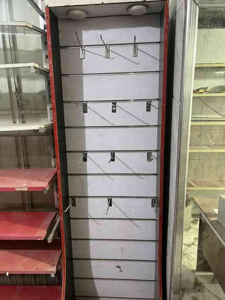 سلام عليكم من رخصة الآدمن غراض محل للبيع مجمدات  ع الشغل تجي تفحصهم شغالات عدد 2ورفوف متحرك وثابت ومدرجات عدد 2 وقفص حديد واستنادت عدد 4  مثل ما موضح بالصور السعر كلهم ب500ألف للأستفسار خاص او ***********مكاني بغداد الشعب
