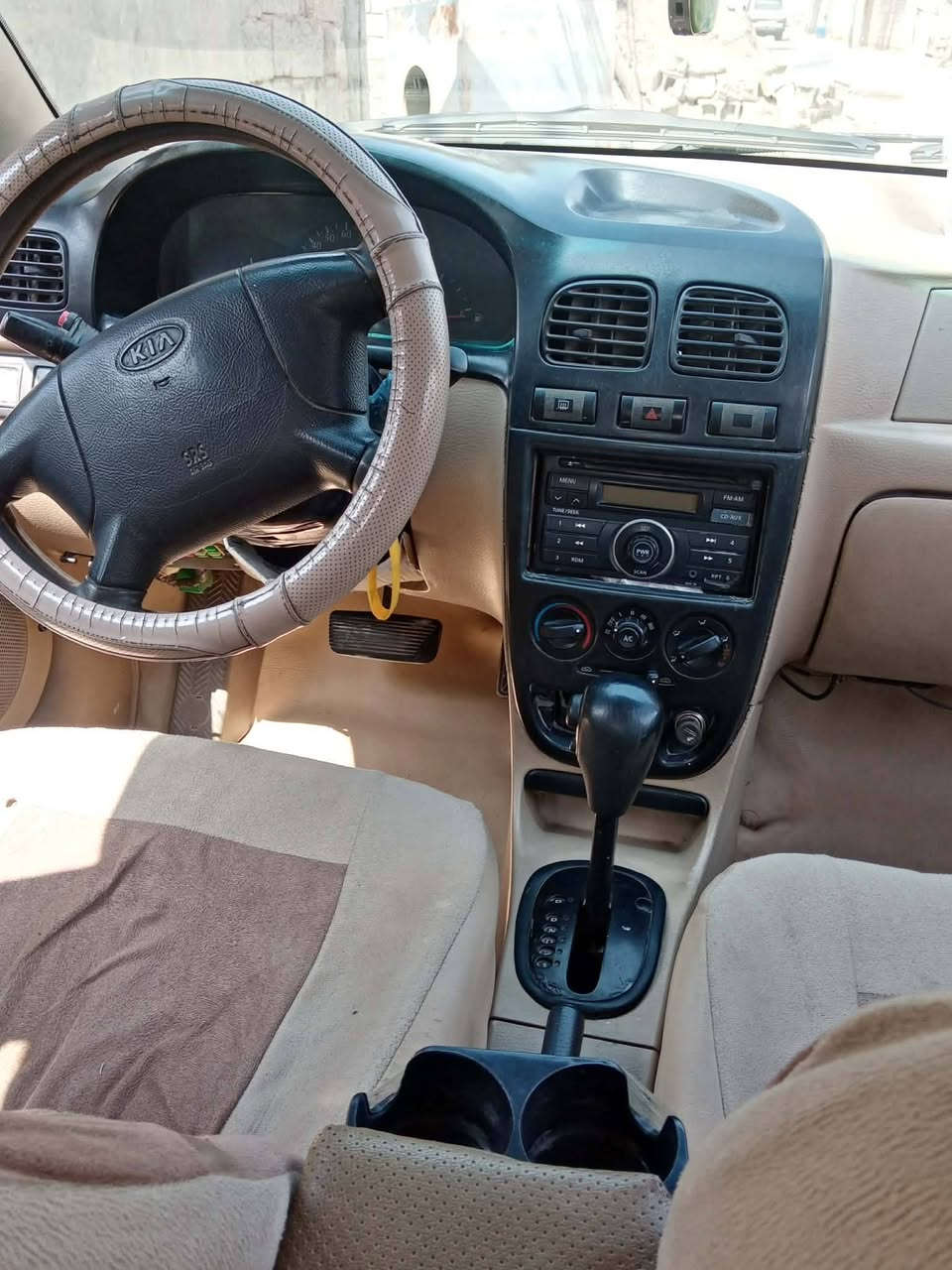 سلام عليكم مكلف بنشر كيه ريو موديل 2001محرك مكفول كير مكفول اوتوماتيك مكفولة السياره بأسمي تحويل مباشر تدفه تبريد رقم دوالي  السعر 42 وبيه مجال وخلي رقمي ***********
مكان سياره ديالى بلدروز
