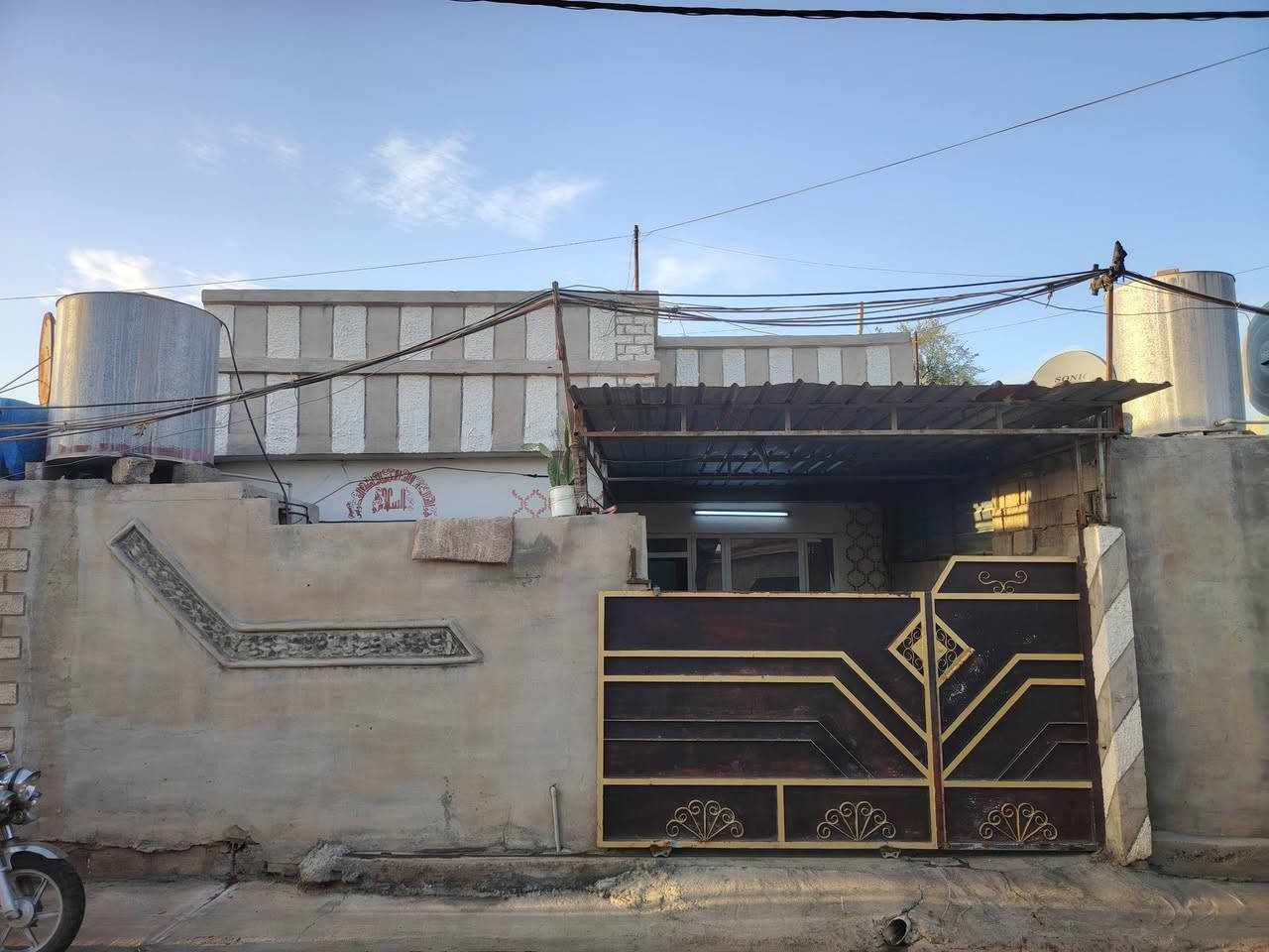 دار للبيع رقم المساحة(160متر)(8واجهة)(عمق20) يحتوي على 1 غرفة نوم كبيره استقبال كبير مطبخ صحيات كراج غرفة فوك كبيره البيت سيراميك استايكر شارع تبليط 
العنوان حي العروبه قرب جامع الله واكبر 
السعر 58 بي مجال 
للأستفسار ***********
