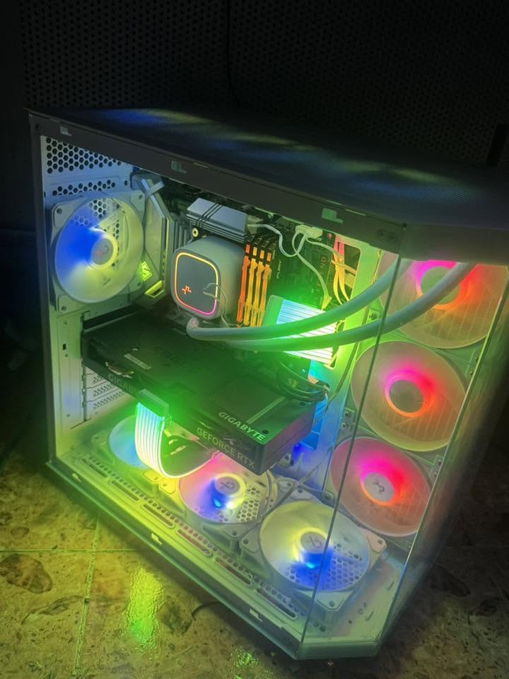 معالج i7:11700k انتل
من الممكن يتطور إلى ٥٠٧٠ GPU 4060 نسخه الايكل كيكا بايات 
تخزين ٤  تيرا m.2 ssd  او ١ تيرا حسب رغبه المشتري 
متوفر من ١/١٠ تيرا 
مذر بور ستيل ليجن z590 As rock 
مائي وايت اديشن ديب كول 
بور 750 
رامات 32 ddr 4 :3200 mz 
كنك ستوم فيو راي 
كيس زكماتك الوايت بانوراما 
الكيس يحتوي ع ٩ فأنات تبريد حاليا 
+ كيبلات اكستيشن 

مكاني محافظه بابل 
وعندي توصيل لجميع المحافظات 
***********
