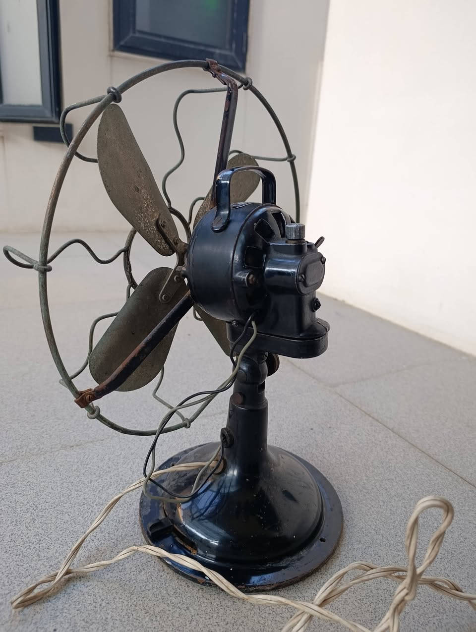 ​
للبيع مروحة مكتبية قديمة (Antique) من الزمن الجميل، صناعة إيطالية أصلية.
​المواصفات والتفاصيل:
​الماركة: Marelli (ماركة إيطالية عريقة معروفة بجودتها).
​الموديل: O 30 (حجم الريشة 30 سم تقريباً).
​المنشأ: Made in Italy.
​الكهرباء: 220/230 فولت (تعمل على الكهرباء العادية) - التردد 50 ذبذبة.
​الحالة: المروحة بحالتها الأصلية (بودي حديد ثقيل وريش معدنية). الهيكل واللوحة التعريفية واضحة كما في الصور.
​الاستخدام: قطعة نادرة تصلح للديكور الكلاسيكي (Vintage)، للمكاتب، أو لمقتني التحف والأنتيكات.
​ملاحظة: القطعة معروضة كما هي في الصور، وتحتفظ بصبغتها وأجزائها القديمة.
​المكان: الموصل
للاستفسار يرجى المراسلة على الخاص.
او على الرقم ***********
