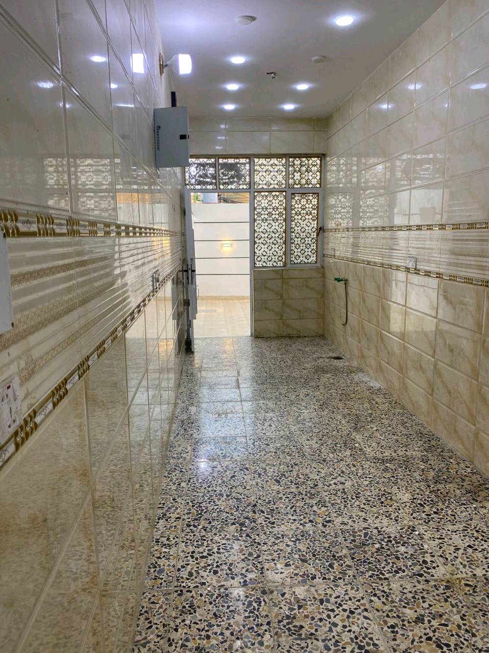 السلام عليكم بيت للبيع المساحه 150 متر طابق ونص ( زراعي قرار17 )
 بيت يحتوي على غرف 2 + ستقبال + مطبخ + صاله + صحيات 4
محافظة بغداد منطقة بوب شام 
الاستفسار على الارقام ***********
***********