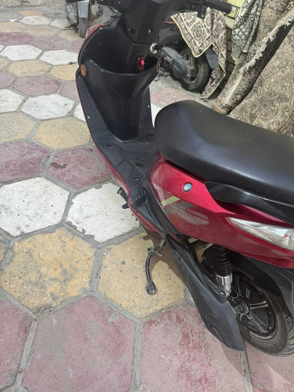 السلام عليكم دراجه سكنس فحل  شحننن دراجه نضيفه كلش استعمال قليل كلش   خمس بطاريات  مكان الدراجه ناصريه مركز سعر الدراجه 850 وبيه  مجال ***********
